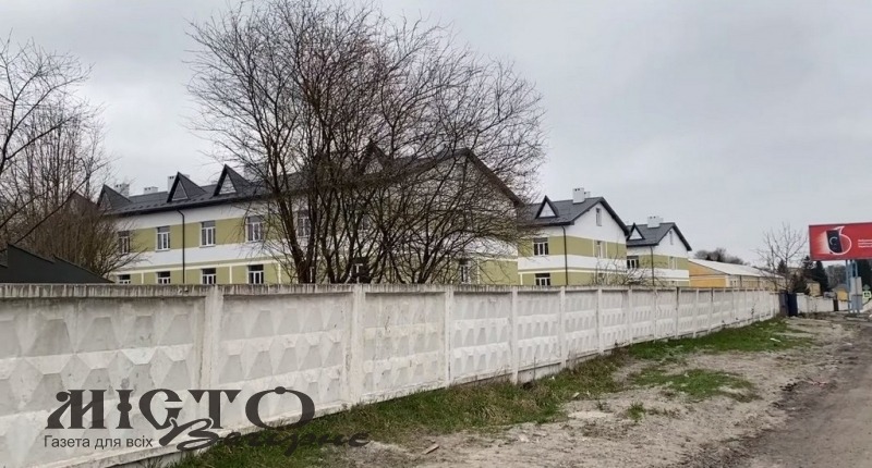 Активіст з Володимира показав, як виглядають новозбудовані казарми для захисників та звернувся до президента 