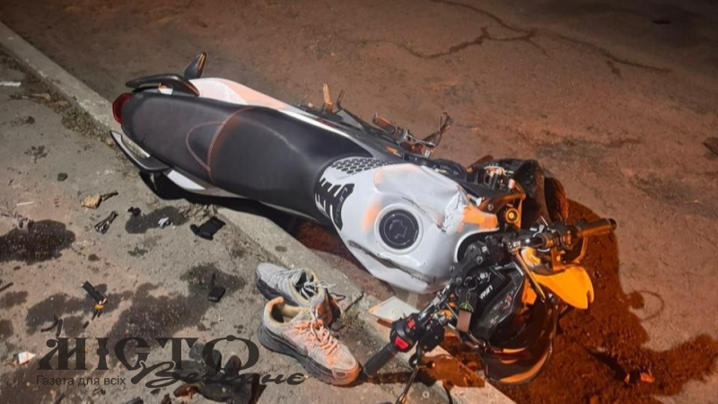 У Володимирському районі двоє юнаків на мотоциклі врізалися у стовп: постраждалі у лікарні 