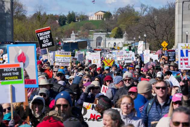 «Ні королям»: мільйони людей у США та світі вийшли на масштабні протести проти політики Трампа 