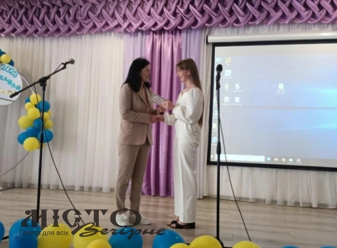 У Локачинському ліцеї учням девʼятих класів вручили свідоцтва про освіту 