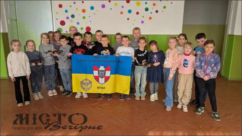 Учні та вчителі Іваничівського ліцею передали бійцям на передову 4 FPV-дрони 