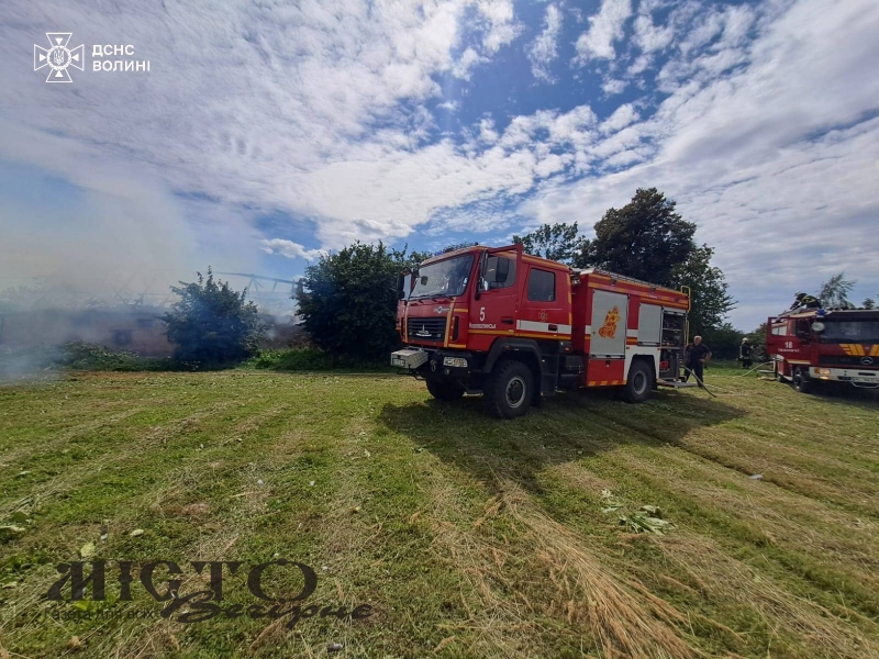 У Грибовиці горів деревʼяний хлів 