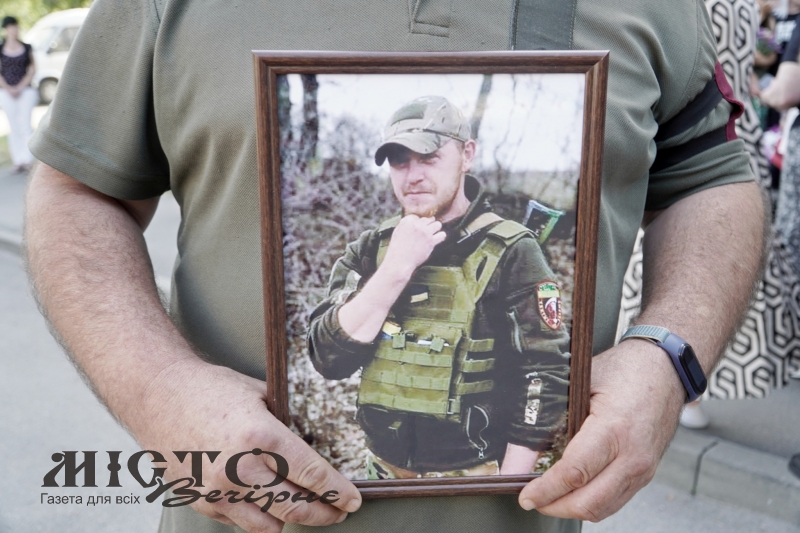 У Володимирі попрощалися з військовим Максимом Романюком, який загинув в ДТП 