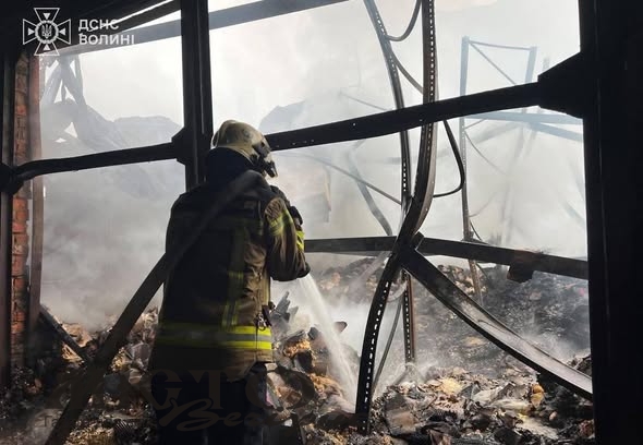 Росіяни поцілили у склади мережі супермаркетів «Сімі» та «Сім23» у Луцьку 