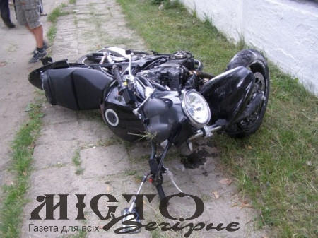 На Волині неповнолітній мотоцикліст влетів у паркан сусіда і зламав ногу - новини Володимир-Водинського На Волині неповнолітній мотоцикліст влетів у паркан сусіда і зламав ногу