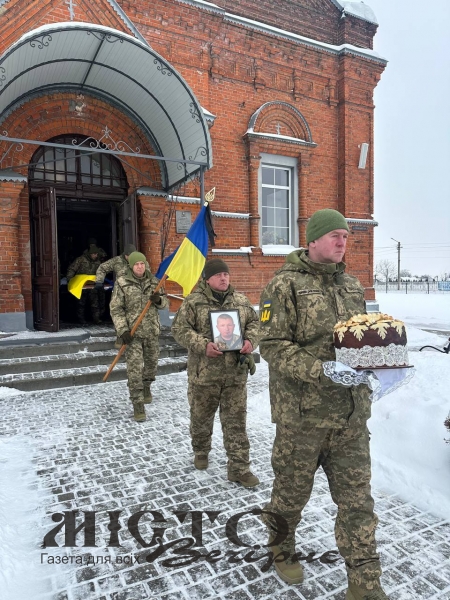 Зі сльозами та молитвою: Волинь провела на вічний спочинок воїна Андрія Велимця - новини Володимир-Водинського Зі сльозами та молитвою: Волинь провела на вічний спочинок воїна Андрія Велимця