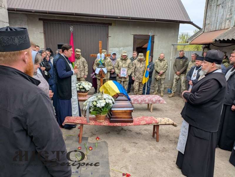 Іваничівська громада віддала останню шану загиблому Герою Віктору Гошку 