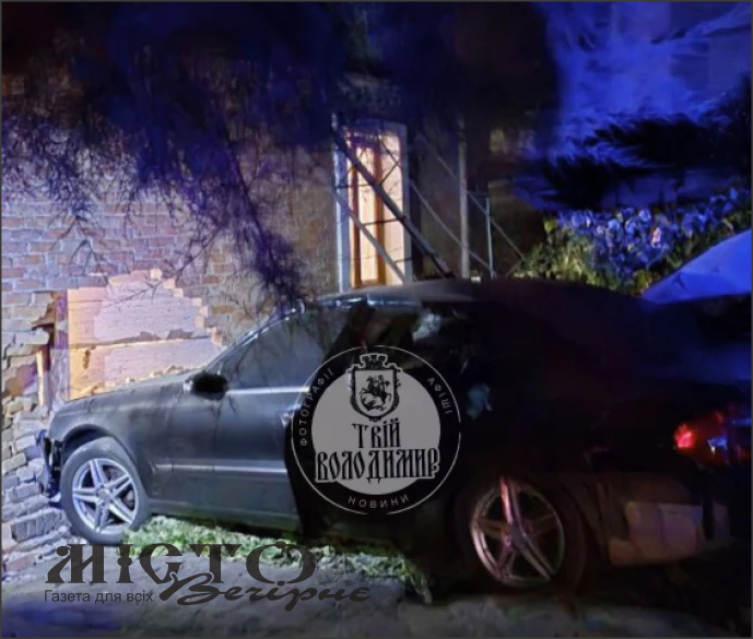 Нічна аварія у Володимирі: водійка Mercedes в'їхала прямо в житловий будинок 
