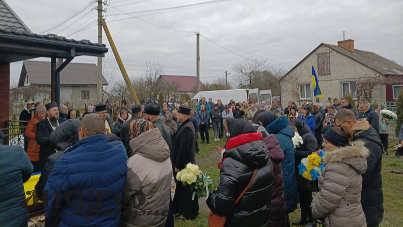 Дев’ять місяців вважався зниклим безвісти: на Волині останню земну дорогу провели Героя Василя Шміло 