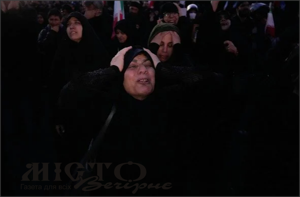 Одні плачуть, інші скачуть: як смерть Хаменеї розділила суспільство в Ірані 