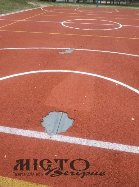 У Володимирі відновлять пошкоджене поліуретанове покриття на майданчику школи №2  