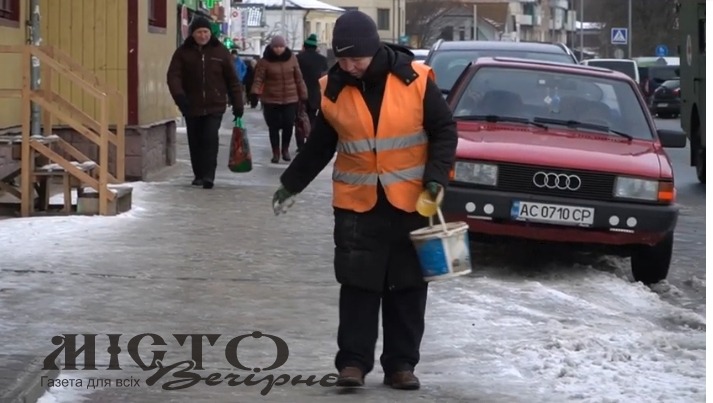 Працівники КП “Полігон” очищують від снігу дороги та тротуари вулиць міста 