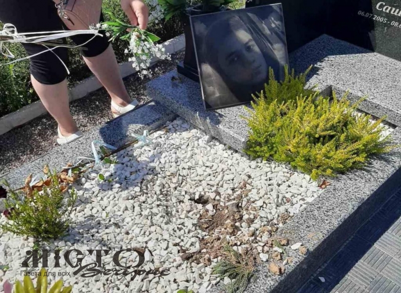 На кладовищі поблизу шахти №2 у Нововолинську невідомі з могил викопують рослини 