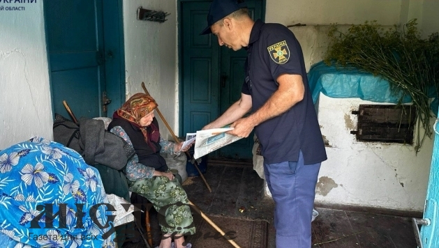 Рятувальники провели профілактичний захід серед мешканців села Низькі Цевеличі 