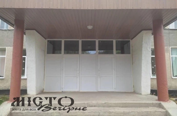 В одному із ліцеїв Локачинської громади замінили старі двері 