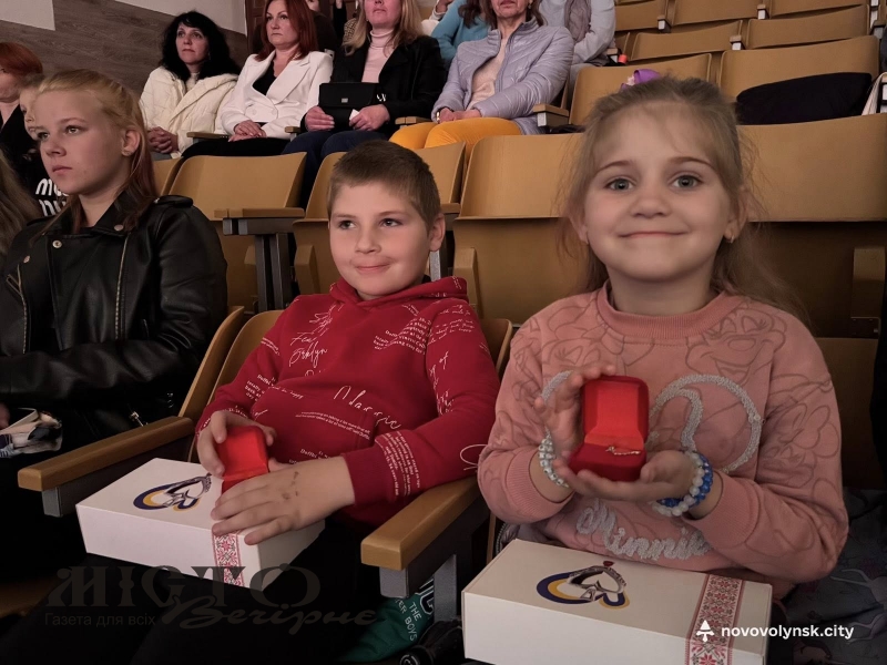 У Нововолинську дітям полеглих захисників України подарували кулони «Батьківське серце» 