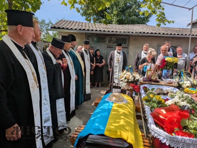 Іваничівська громада провела в останню дорогу Героя Михайла Муковоза 