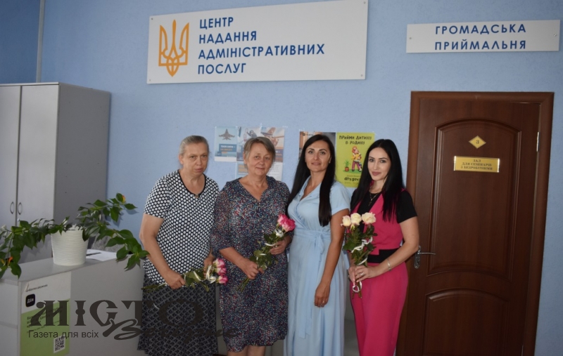 Працівників Центру надання адміністративних послуг Іваничівської селищної ради привітали з професійним святом 