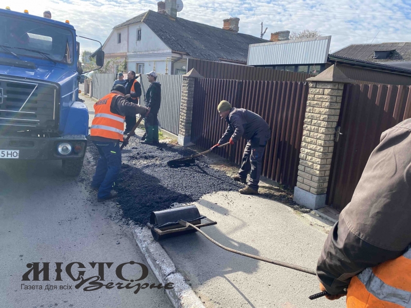 У Локачах комунальники відремонтували вулиці та тротуари у селищі 