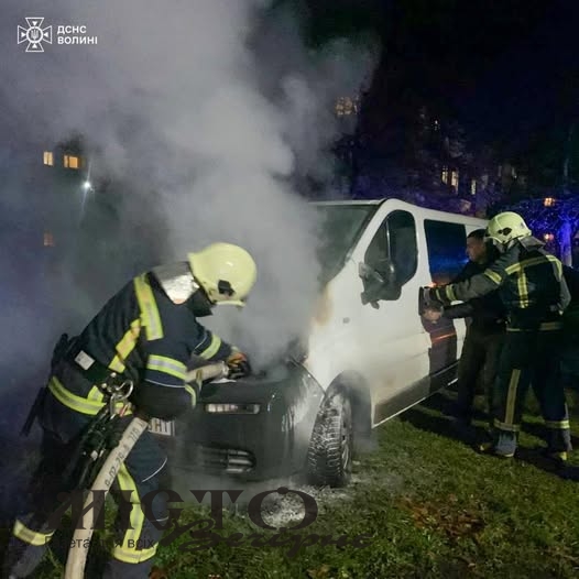 У Нововолинську рятувальники оперативно ліквідували пожежу мікроавтобуса 