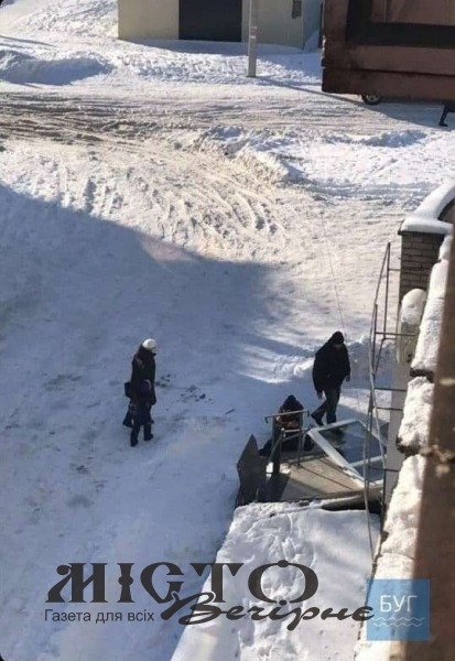 У Володимирі на жінку впали вхідні двері з відділення Приватбанку 