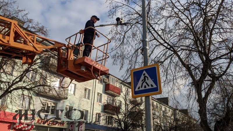 У Володимирі над пішоходними переходами вастанолюють освітлення 