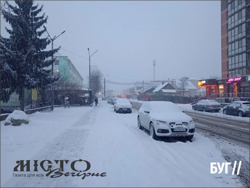  Володимир замітає снігом 