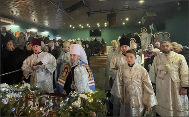 Привітання з Різдвом та скорбота за втраченим храмом: прихильники упц мп знову молилися у приміщенні нічного клубу 