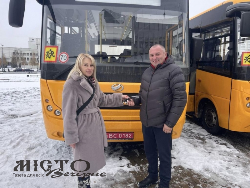 Суходільському ліцею передали новий шкільний автобус 