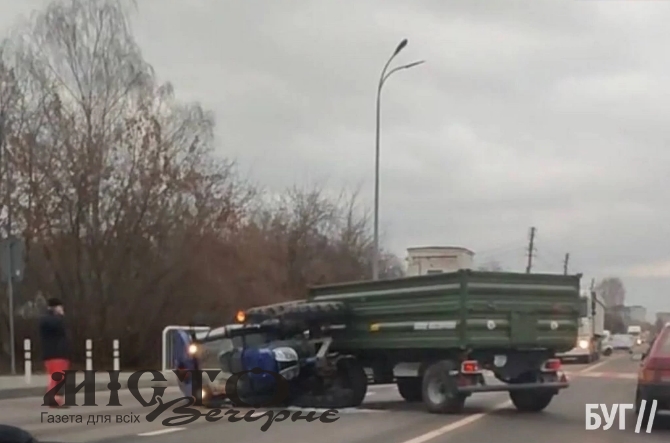 У Володимирі перекинувся трактор комунальників 
