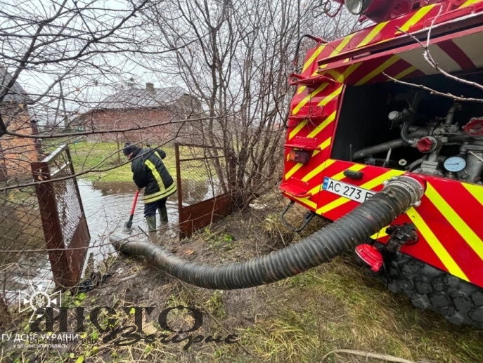 У Володимирі рятувальники відкачують воду з підтоплених присадибних ділянок 