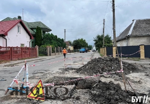 На місці пориву у Володимирі замінюють труби 