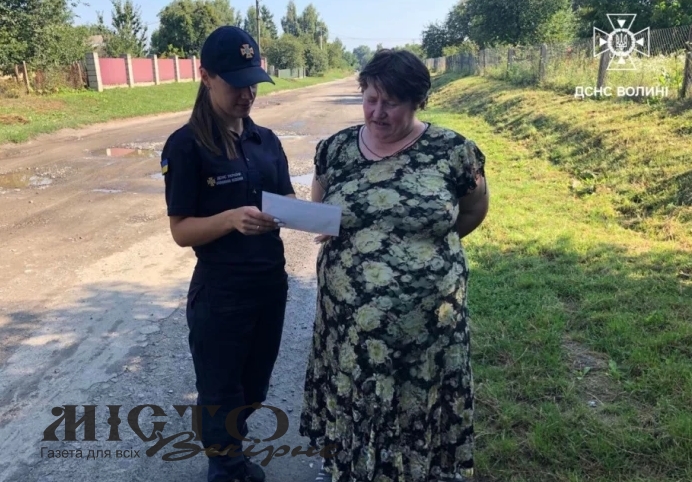 Жителям села Холопичі рятувальники нагадали правила безпеки 