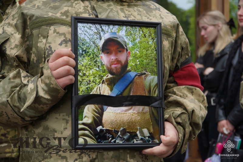 У Володимирі в останню дорогу провели військовослужбовця Дмитра Олівка 