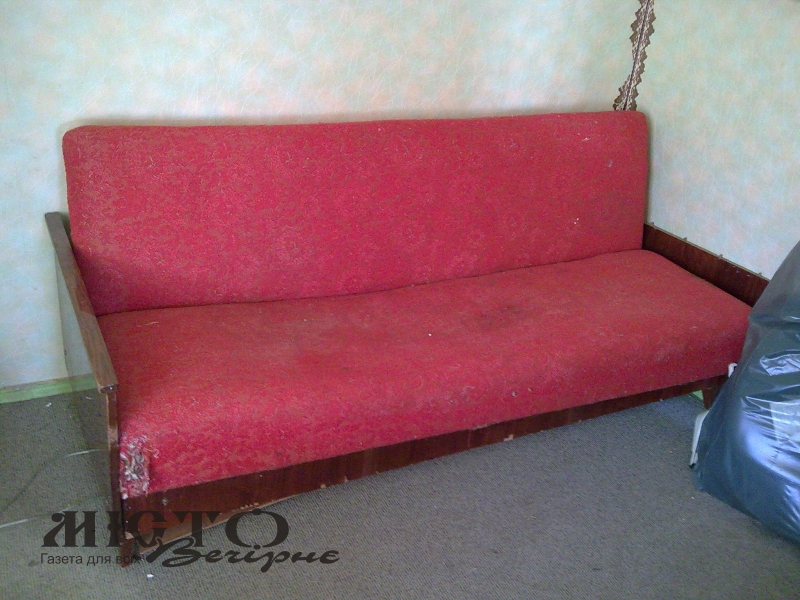 У Володимирі скандал через диван: комунальники пояснили правила вивезення великогабаритних відходів 