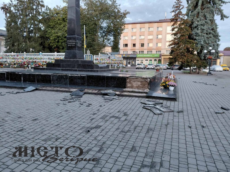 У Володимирі вандали понищили Дошку пам’яті Героїв та клумби у центрі міста 