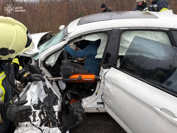 У Володимирі трапилася ДТП: рятувальники деблокували двох водіїв 