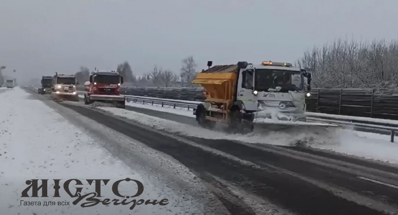 На волинських автошляхах працює 25 одиниць снігоприбиральної техніки 