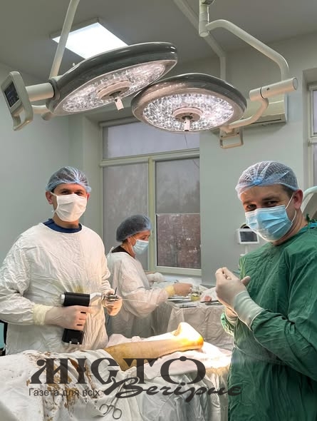 Володимирські лікарі провели одночасні складні операції на обох п’ятах пацієнта 