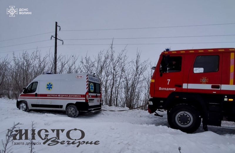 В Устилузькій громаді рятувальники витягнули зі снігу карету «швидкої» 