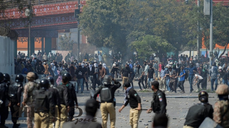 У Пакистані та Іраку сотні протестувальників намагалися штурмувати посольство США: є загиблі та поранені 