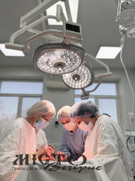 Володимирські лікарі успішно видалили жінці велику пухлину матки 