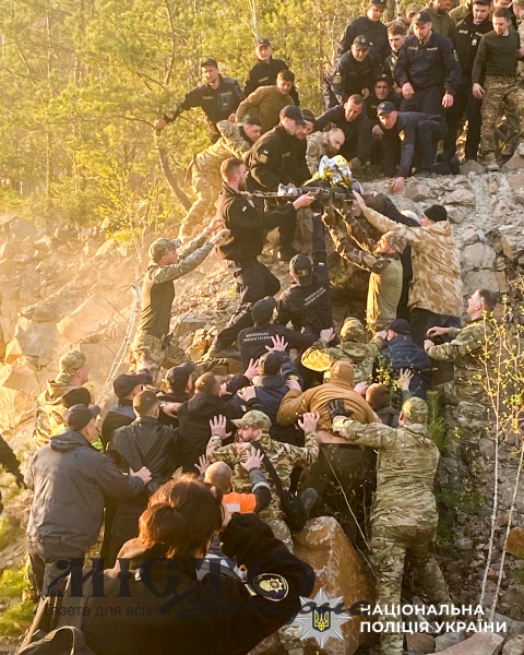 Впав із висоти 5 поверху: на Рівненщині добу шукали хлопчика, який провалився у кар’єр 