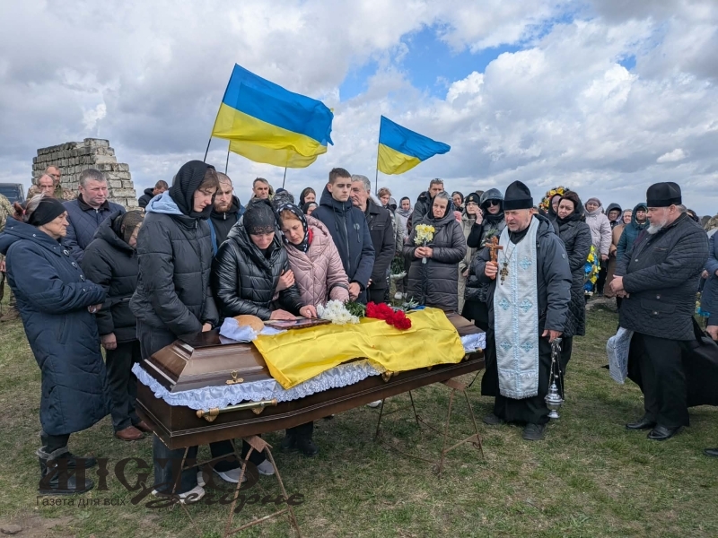 В Іваничівській громаді в останню дорогу провели захисника Володимира Омельчука 