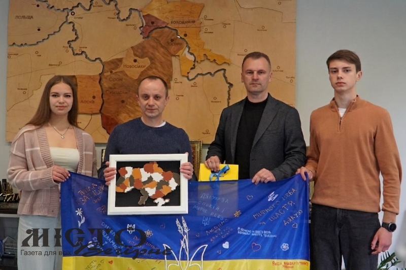 19 місяців неволі: у Володимирі міський голова зустрівся з воїном, який повернувся з полону 