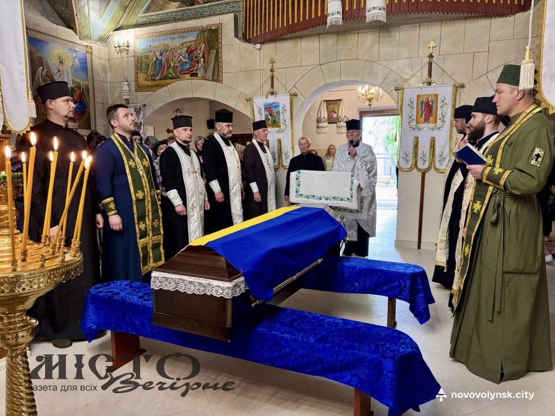 У Нововолинькій громаді провели в останню дорогу Героя Сергія Запорожця - новини Володимир-Водинського У Нововолинькій громаді провели в останню дорогу Героя Сергія Запорожця