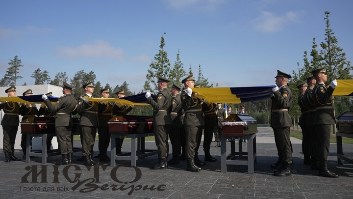 На Національному меморіальному кладовищі попрощалися з 12 невідомими захисниками України 