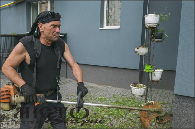 У Володимирі чоловік з мотокосою влаштував квіткову зачистку у дворі багатоповерхівки 