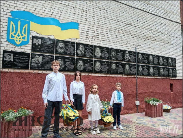 Школярі Володимирської гімназії №3 віддали шану загиблим воїнам 