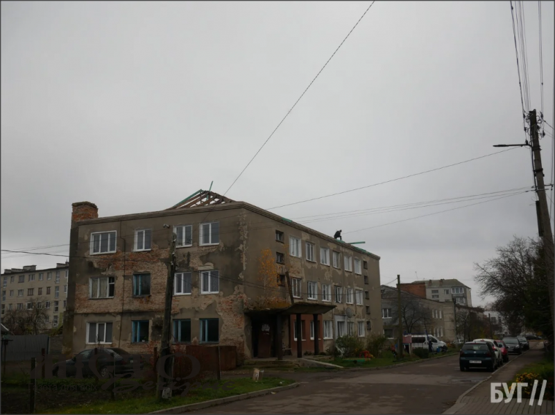 У Володимирі ремонтують дах на вулиці Олени Хохол 